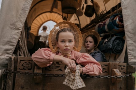 Alice Halsey as Laura Ingalls and Skywalker Hughes as Mary Ingalls in Little House on the Prairie.