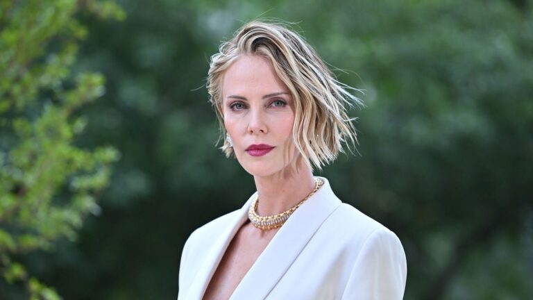 Charlize Theron takes daughter to one of Hollywood's biggest red carpets [PHOTOS]